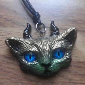Horned kitty pendant gold
